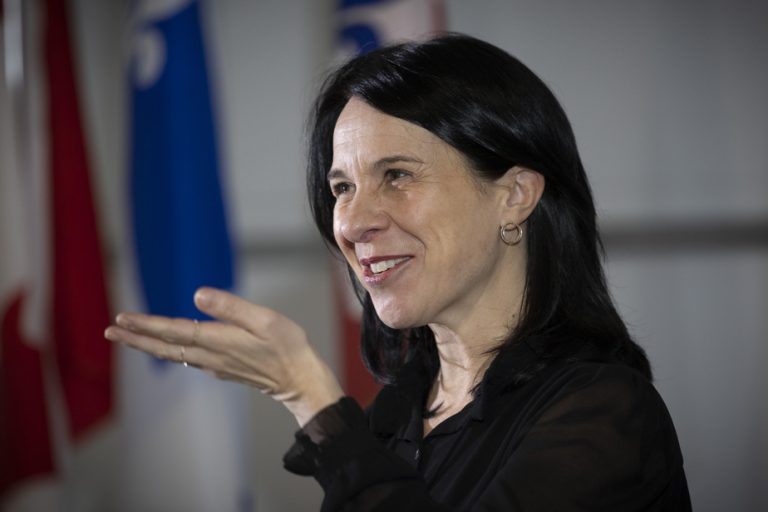 French in Montreal |  Valérie Plante deplores the “group shootings” of Quebec towards her