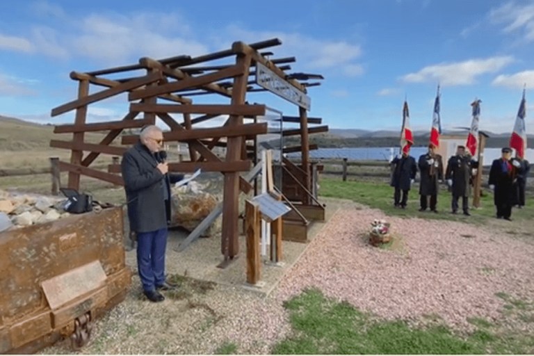 From the gold mines of Aude to the Auschwitz extermination camp, the story of thirteen Jews rounded up in 1944 emerges from oblivion