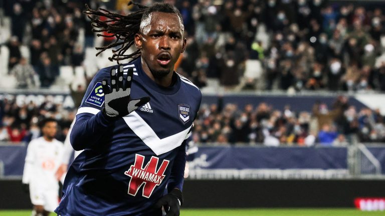 Girondins de Bordeaux player Alberth Elis in serious condition after head impact during a Ligue 2 match