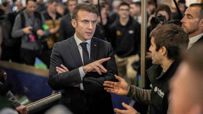 How did Emmanuel Macron end up in spite of himself at Kanye West’s concert at the Accor Arena?