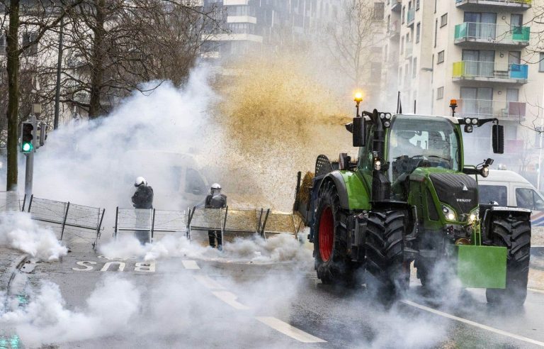 Hundreds of tractors paralyze Brussels