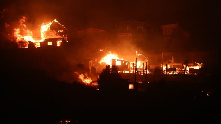 IN IMAGES, IN PICTURES.  In Chile, fires kill at least 19 people and devastate more than 40,000 hectares