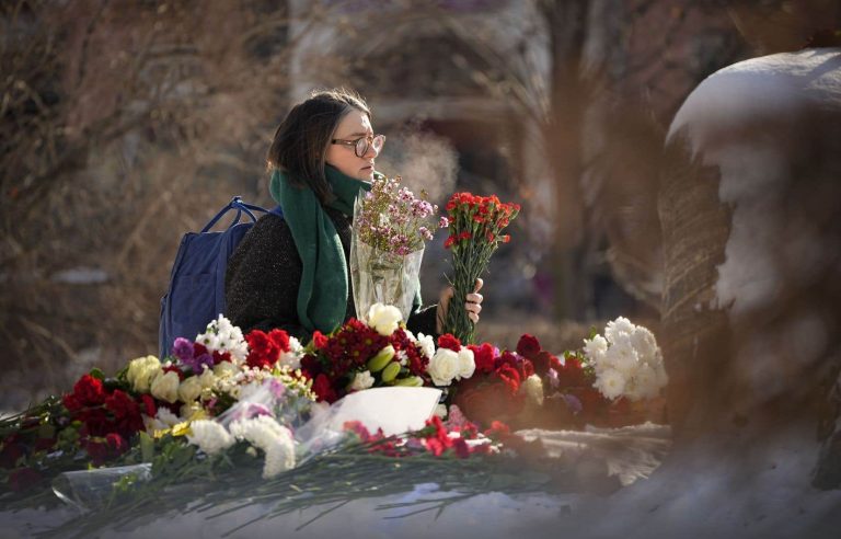 In Moscow, Russians honor the memory of Navalny, despite the arrests