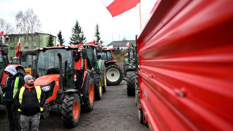 farmers block a hundred roads and crossings to Ukraine