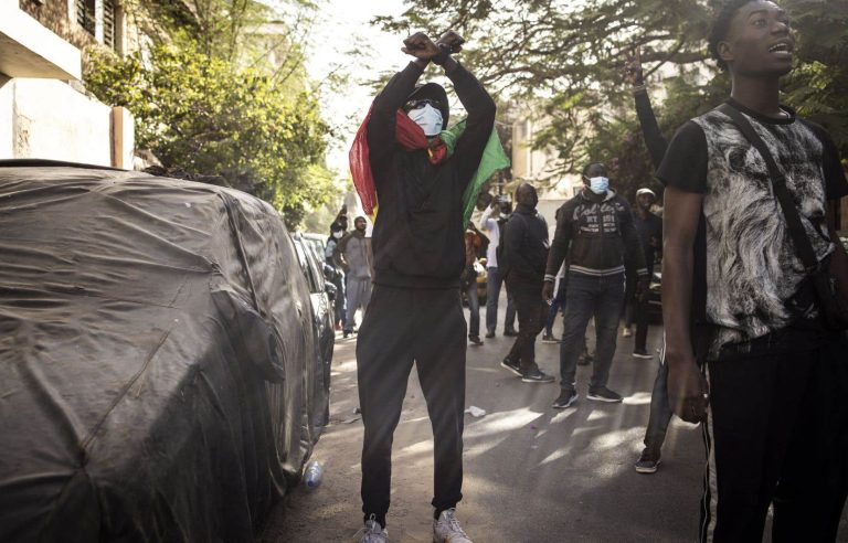 In Senegal, clashes in front of the Assembly where a crucial debate is being held