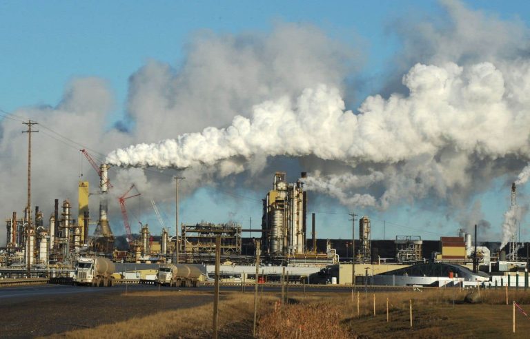 Industry forecasts increased investments in fossil fuel exploitation in Canada in 2024