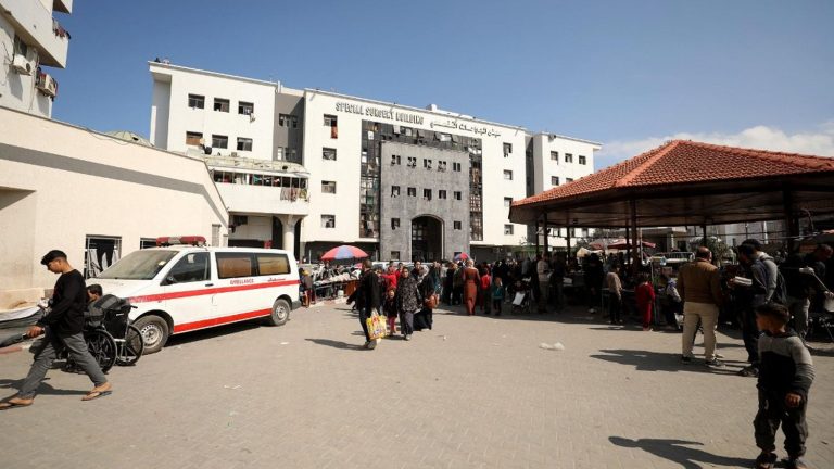 Israeli fire kills several dozen Palestinians waiting for humanitarian aid, announces al-Chifa hospital in Gaza