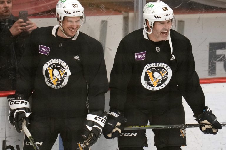 Jagr practices with the Penguins, the day before his number retirement ceremony