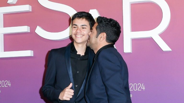 Jamel Debbouze arrives with Léon, his 15-year-old son, a pure handsome guy whose face no one has ever seen