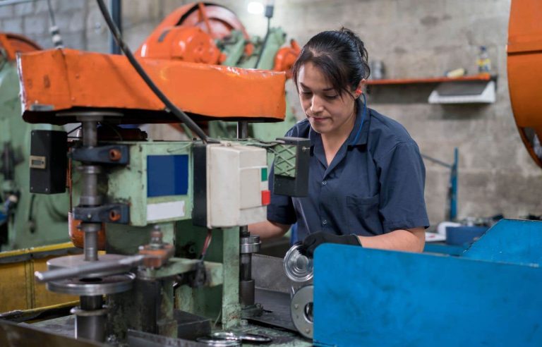 Light on the “gray zones” that supply workers to Quebec factories