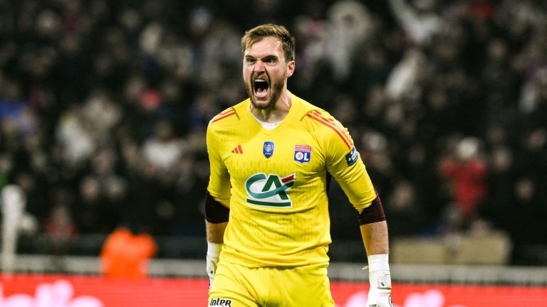 Lyon first qualified for the semi-finals after going through penalties against Strasbourg