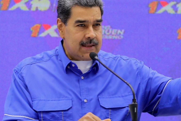 Maduro accuses the Argentine president of having “stolen” the Venezuelan plane seized by the United States.