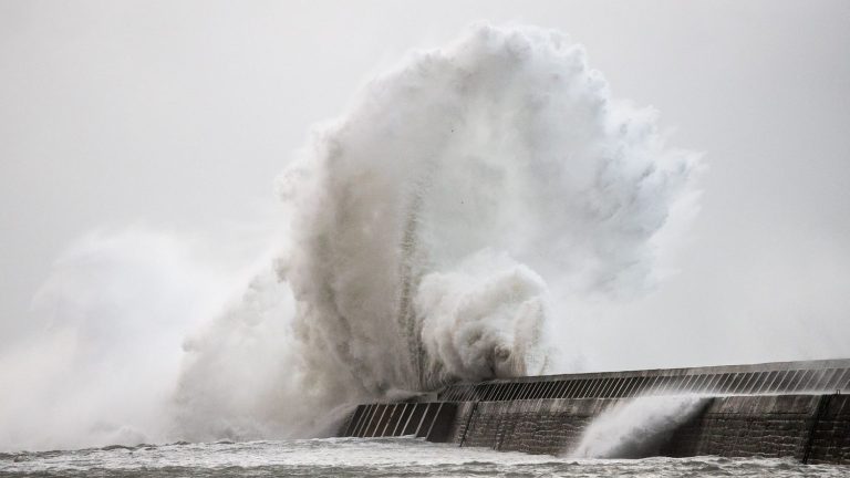 Météo France places eleven departments on the west coast on orange “wave-submersion” vigilance for Sunday