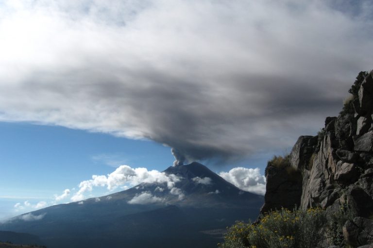 Mexico |  Hiking at altitude near volcanoes