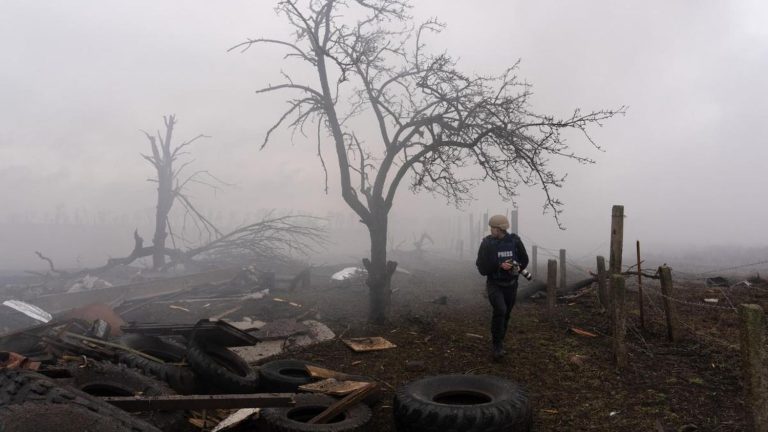 Mstyslav Chernov’s “20 Days in Mariupol” wins documentary Oscar by showing “indelible” footage from the first hours of Russia’s invasion of Ukraine