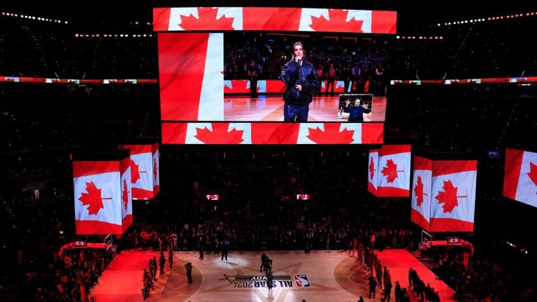 ON VIDEO |  Charlotte Cardin sings the Canadian national anthem (in English only) at the NBA All-Star Game