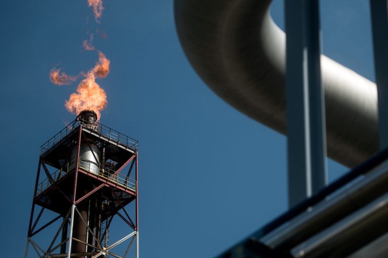 Oil starts to rise again, despite US inflation