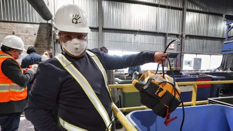 [PHOTOS] Clothes, pots, diapers: this is what Quebecers put in their recycling bin