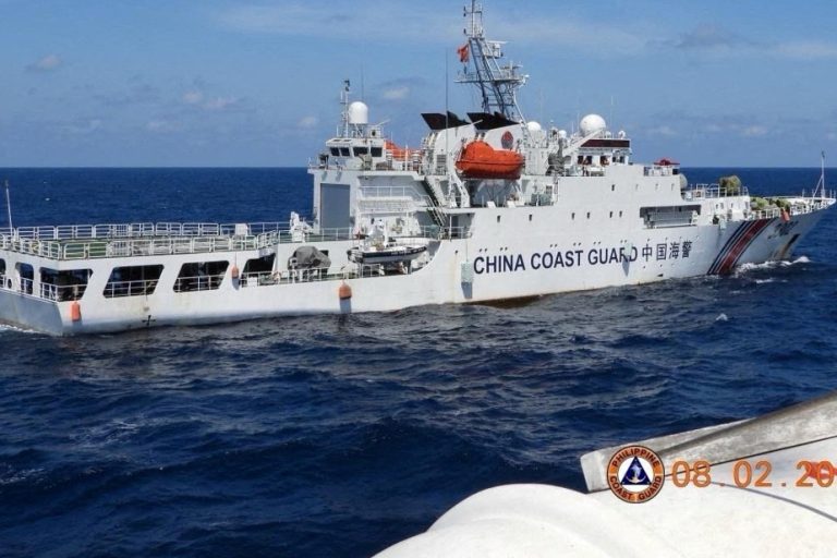 Philippine coast guard accuses Beijing of “dangerous” maneuvers