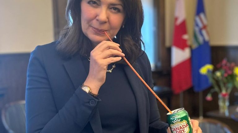 Plastic straw: Danielle Smith is “provocative”, says Guilbeault