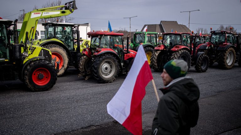 Polish farmers block important border crossing with Germany