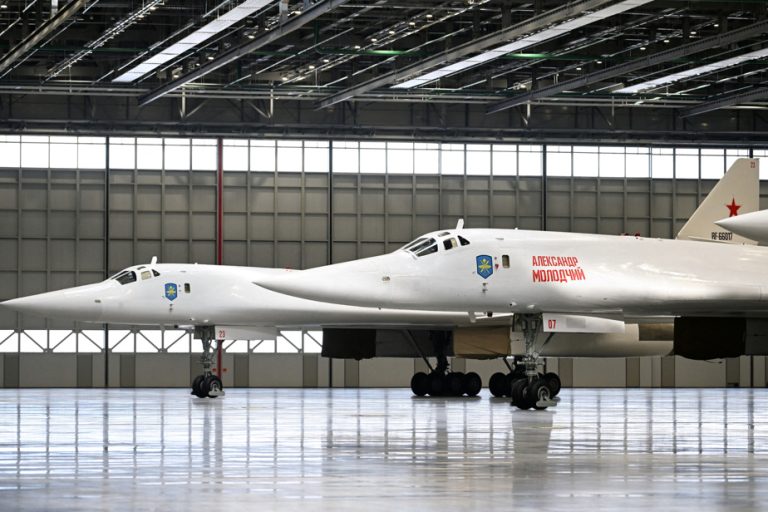 Putin takes flight in supersonic bomber