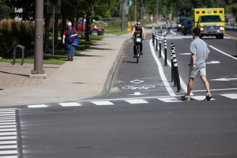 Quebec will create a vast network of protected cycle paths