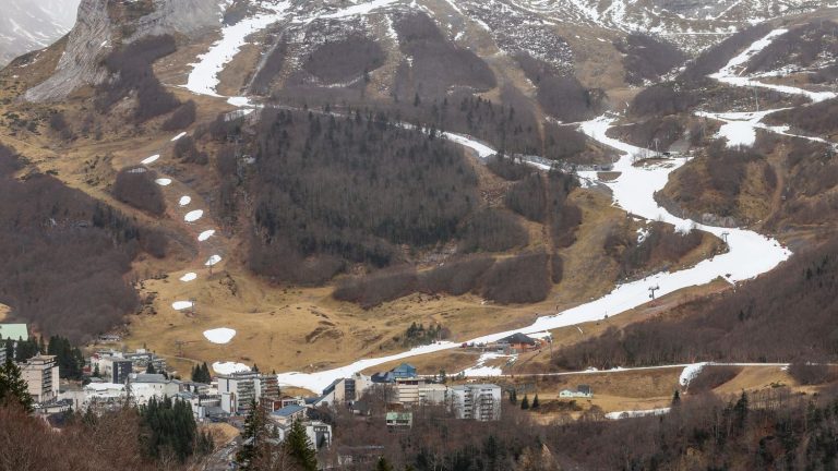 REPORTING.  “Not much natural snow” in the Hautes-Pyrénées, but “the ski offer is still there”