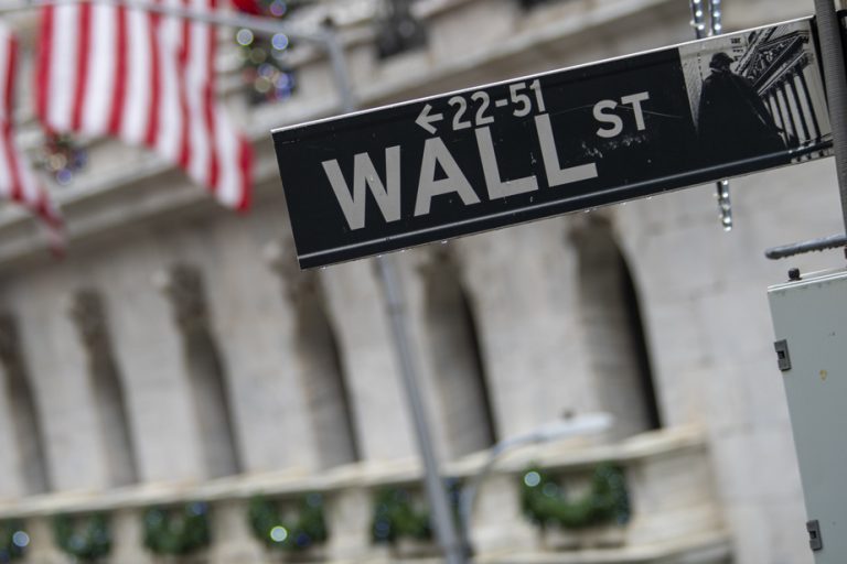 Records for the Dow Jones and the S&P 500, New York ends on a mixed note