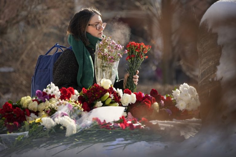 Russians continue to honor Navalny’s memory in Moscow