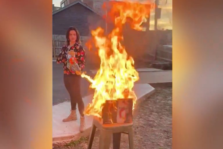 Sexuality among young people |  A Republican candidate burns a Quebec book with a flamethrower