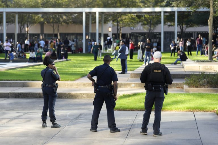 Texas |  Two injured in shooting at famous megachurch, assailant shot dead