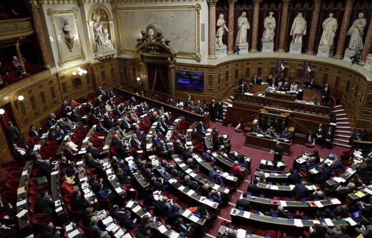 The French Senate approves the inclusion of abortion in the Constitution without modification