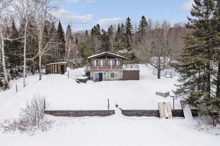 The neighborhood coquette |  Facing the lake, on the Chemin des Merveilles