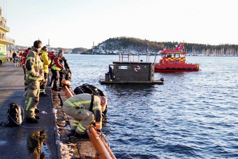 Two motorists rescued by floating sauna in Oslo