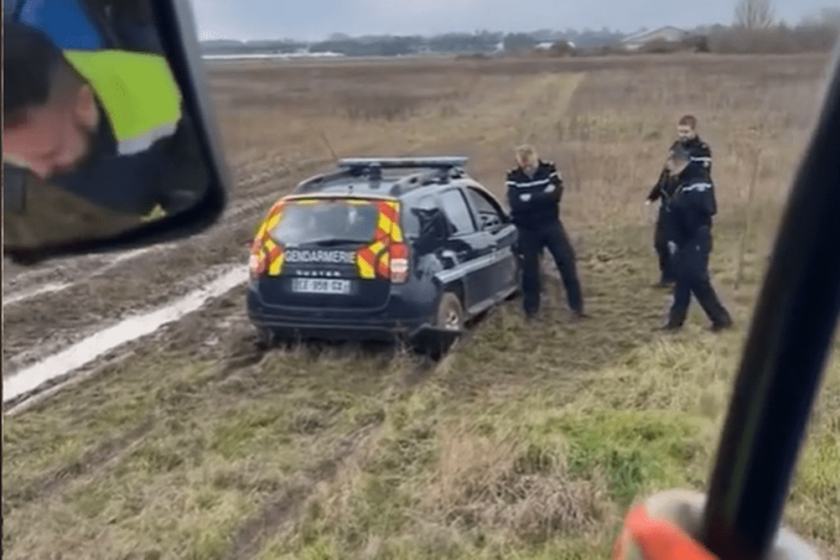 VIDEO.  Farmers help gendarmes stuck in viral video on TikTok