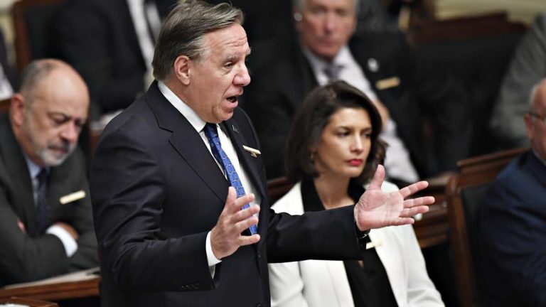 [VIDÉO] François Legault deplores that young people “find it cool to say words in English”