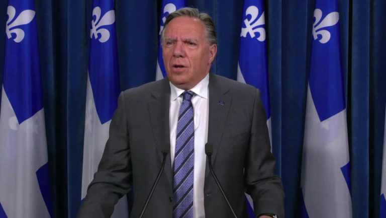 [VIDÉO] François Legault drops the word “shit” while answering questions in English