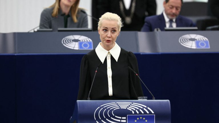 VIDEO.  In the European Parliament, Yulia Navalnaïa, the widow of Alexeï Navalny, accuses Vladimir Putin of being “the head of a criminal organization”