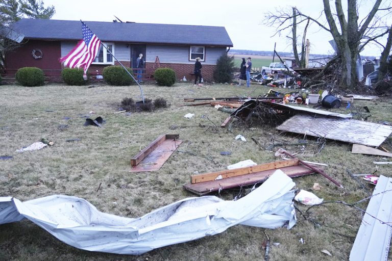 Violent storms |  Tornadoes reported near the Great Lakes