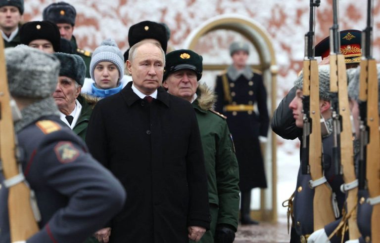 War in Ukraine: Putin celebrates his army, Washington promises new sanctions