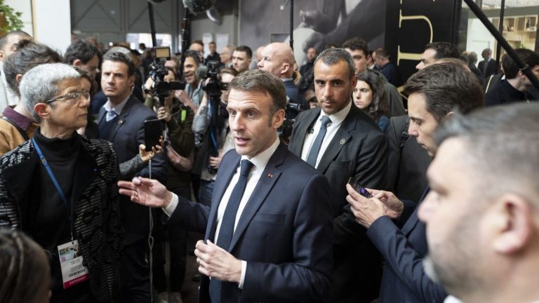 “We must seal the end of this agricultural crisis,” assures Emmanuel Macron after his hectic visit to the Agricultural Show