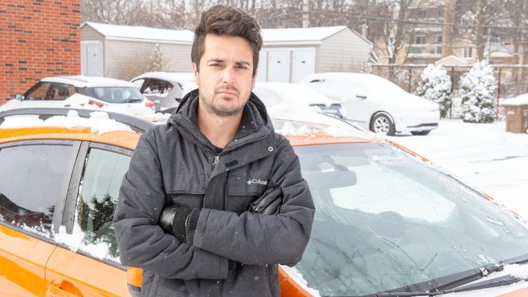 “We were in shock”: a 10 cm piece of debris hits his windshield in the Ville-Marie tunnel