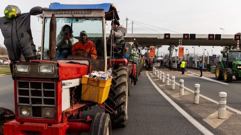 a blockage disrupts traffic on the A62 between Agen and Montauban