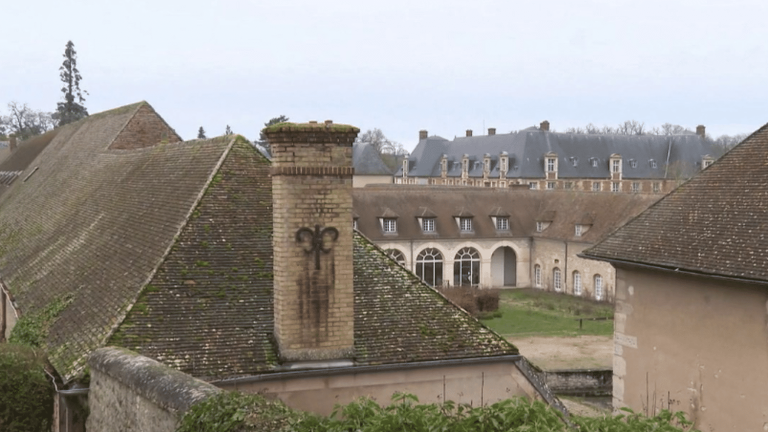 a castle in Yvelines welcomes nearly 200 migrants from Mayotte