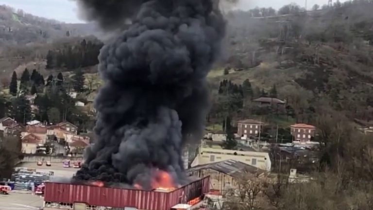 a lithium battery warehouse destroyed, local residents worried