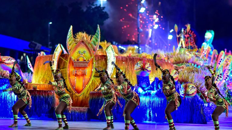 a parade in tribute to black women rewarded at the Rio de Janeiro carnival