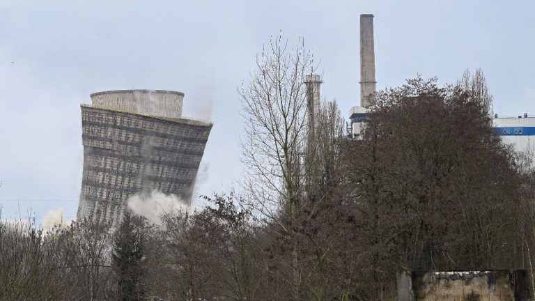 a tower of the Saint-Avold power station dynamited, in view of the expected abandonment of coal