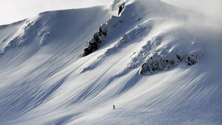 an avalanche at the Mont-Dore station leaves four dead