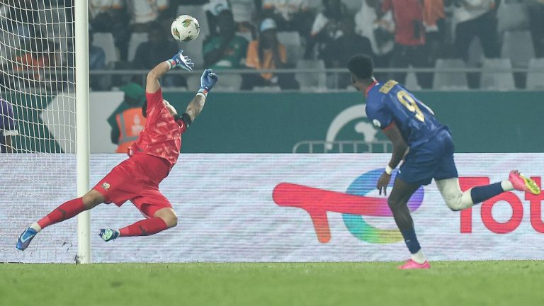 carried by an impassable goalkeeper, South Africa eliminates Cape Verde and joins Nigeria in the semi-final